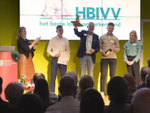 In de media ‘Welzijn op kunststofvloer’