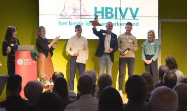 In de media ‘Welzijn op kunststofvloer’